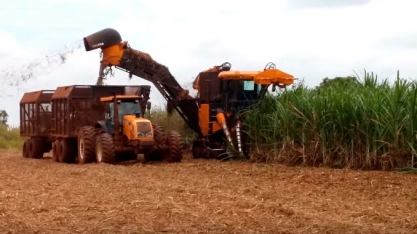 A CANAONLINE FOI A CAMPO PARA CONFERIR A BE1035 – PRIMEIRA COLHEDORA DE CANA DA VALTRA