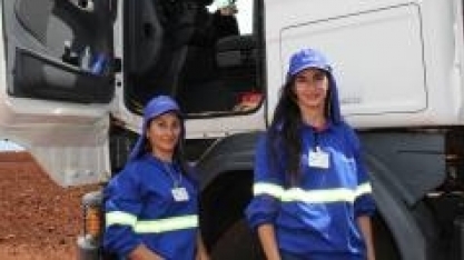 Mecanização e automação facilitam o trabalho de mulheres em operações que exigiam força