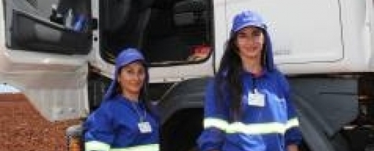 Mecanização e automação facilitam o trabalho de mulheres em operações que exigiam força