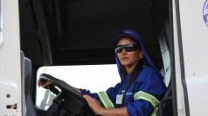 Esta mulher transporta muita cana!