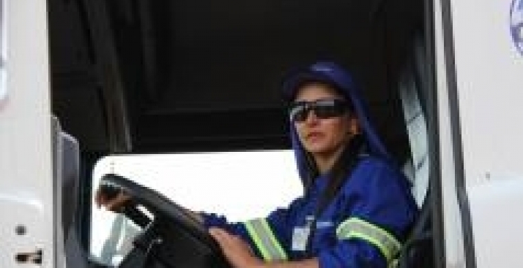 Esta mulher transporta muita cana!