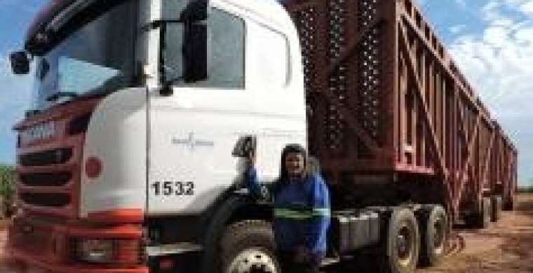 Vandereza Franco, motorista de rodotrem na Usina Santa Vitória, participará do VI Encontro Cana Substantivo Feminino