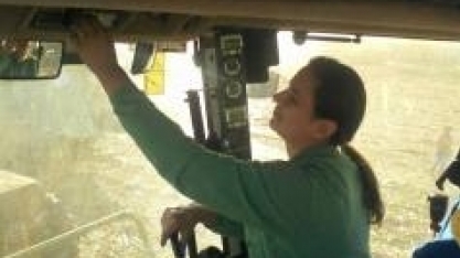 Com oito safras na bagagem, mulher operadora de colhedora busca oportunidade de trabalho