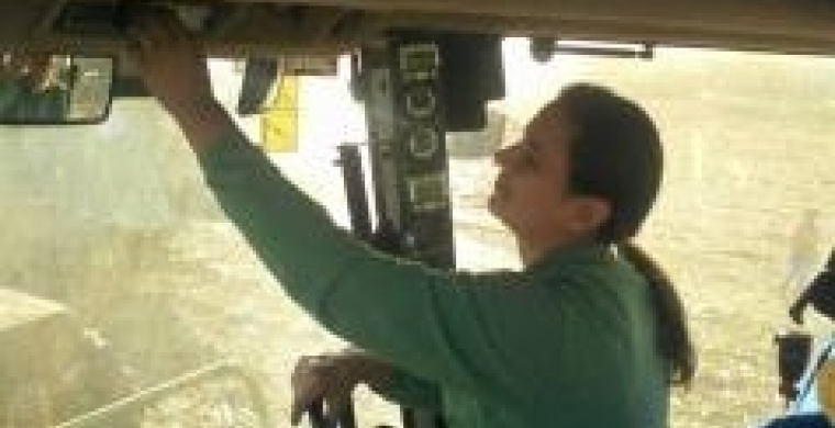 Com oito safras na bagagem, mulher operadora de colhedora busca oportunidade de trabalho