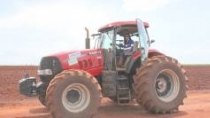 Mulher declara paixão à primeira vista por máquinas agrícolas