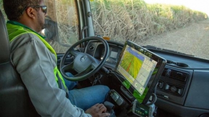 Test-drive com o caminhão Axor 3131 com direção autônoma no VIII Encontro Cana Substantivo Feminino