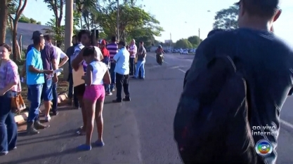 Centenas de pessoas enfrentam fila para se candidatar a 700 vagas de emprego em usina