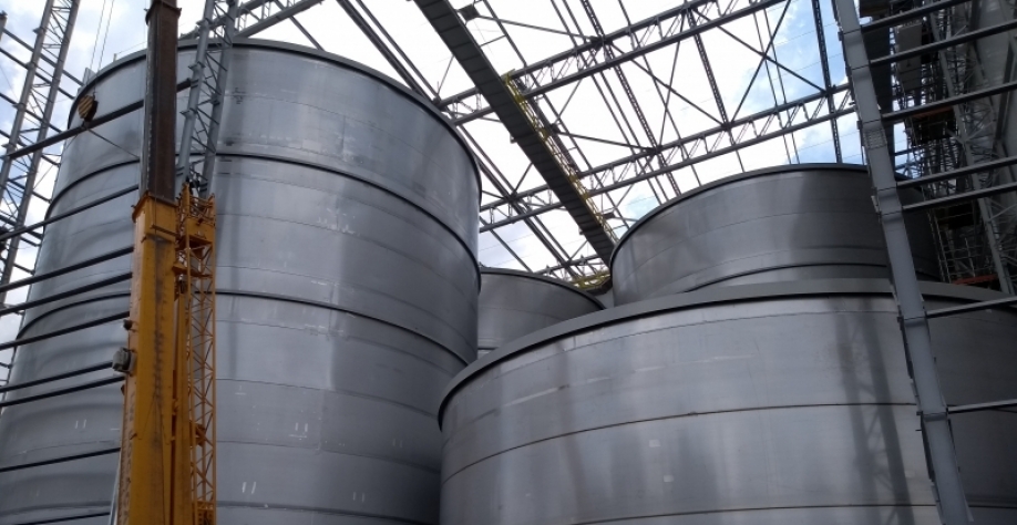 Tanques assépticos de 22m x 40m em que o instrumento PassivityScan foi usado para otimizar os parâmetros de soldagem e obter os melhores resultados de qualidade asséptica para a superfície da junta soldada. Imagem: Divulgação