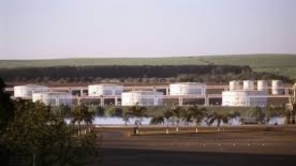 Estoques elevados mantêm etanol competitivo em plena entressafra