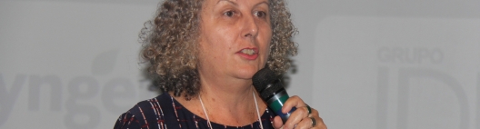 A pesquisadora Veronica Massena Reis no VIII Encontro Cana Substantivo Feminino