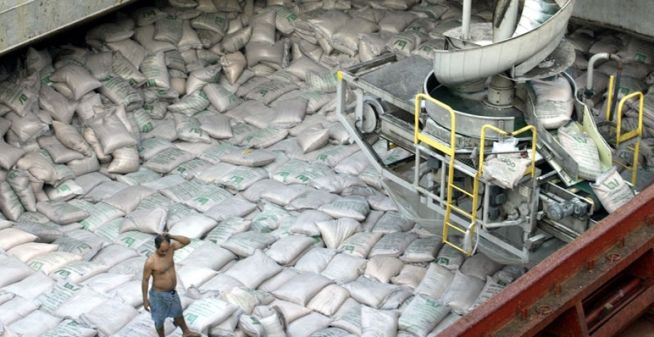 © Reuters. Carregamento de açúcar no Porto de Santos, SP