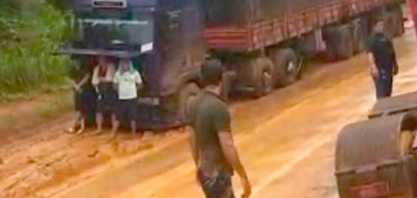 Atoleiros na BR-163 obriga Dnit e fechar dois pontos da estrada