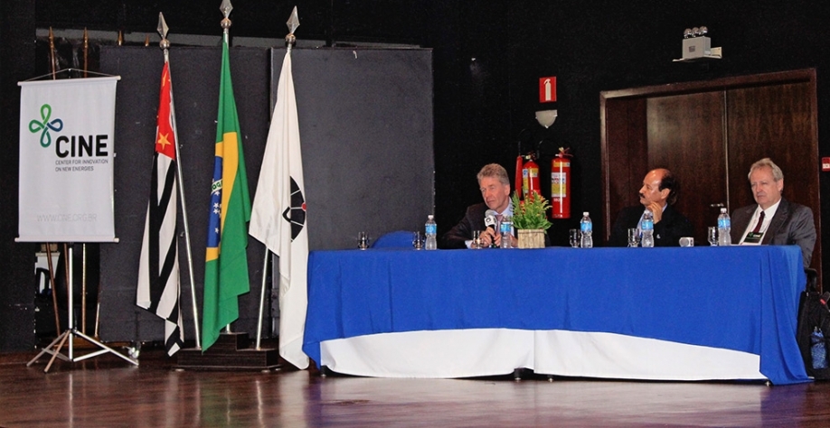 Da esquerda p/ direita: Joep Huijsmans, líder da divisão de pesquisa e tecnologia de novas energias da Shell; Prof. Rubens Maciel Filho, da Faculdade de Engenharia Química e diretor do Cine e Euclides Mesquita, membro de Coordenação Adjunta da FAPESP.