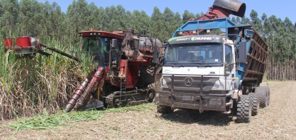 Mercedes-Benz e Grunner já comercializaram 15 caminhões canavieiros dotados de direção autônoma