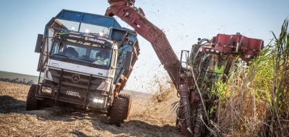 Caminhão Axor de direção autônoma para transbordo de cana oferece a maior capacidade de carga líquida do Brasil