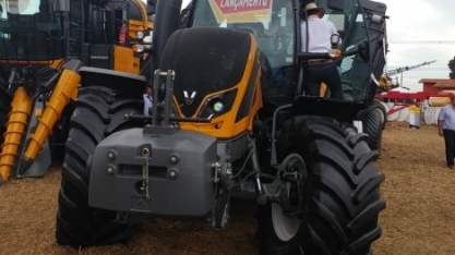 Valtra exalta as mulheres do agronegócio em estande tecnológico na Agrishow