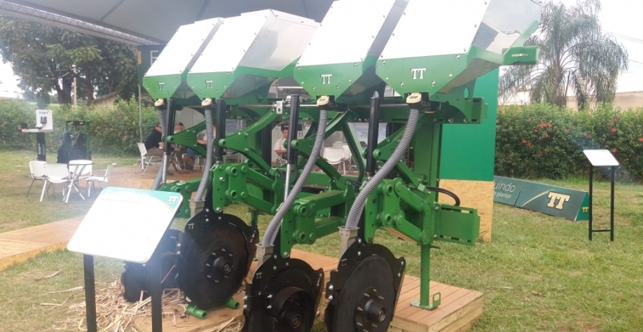 Adubador FertiMax Pantográfico trabalha em terreno desnivelado