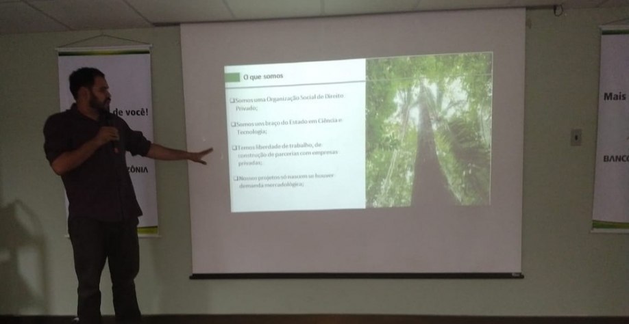 Sérgio Alves, diretor de Pesquisa e Inovação da Biotec-Amazônia, apresentando resultados de pesquisas do projeto de aproveitamento da mandioca para produção de etanol — Foto: Ascom Biotec-Amazônia/Divulgação