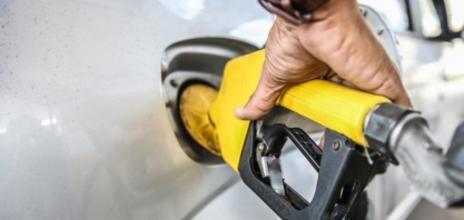 Após 18 dias, Petrobras reajusta preço da gasolina em 2%