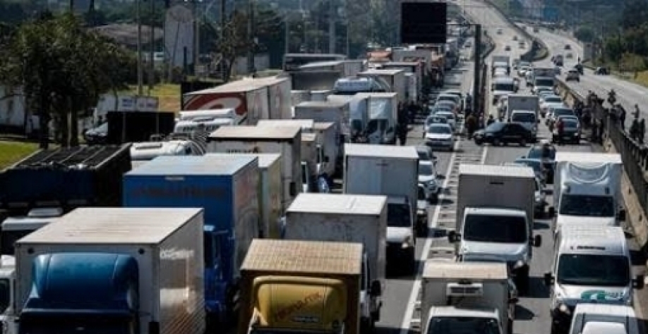 Caminhoneiros fecham rodovia de São Paulo na paralisação de 2018