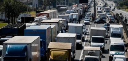 Reajuste divide caminhoneiros e parte da categoria ameaça greve