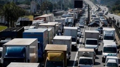 Reajuste divide caminhoneiros e parte da categoria ameaça greve