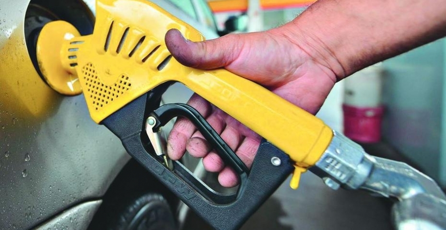 Em alta. No ano, os aumentos da gasolina são de quase 30% nas refinarias, mas as distribuidoras têm segurado parte do repasse. Foto: Fred Magno