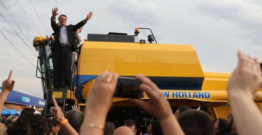 Jair Bolsonaro cumprimenta apoiadores em feira de agronegócio em Esteio (RS) 29/08/2018 REUTERS/Diego Vara