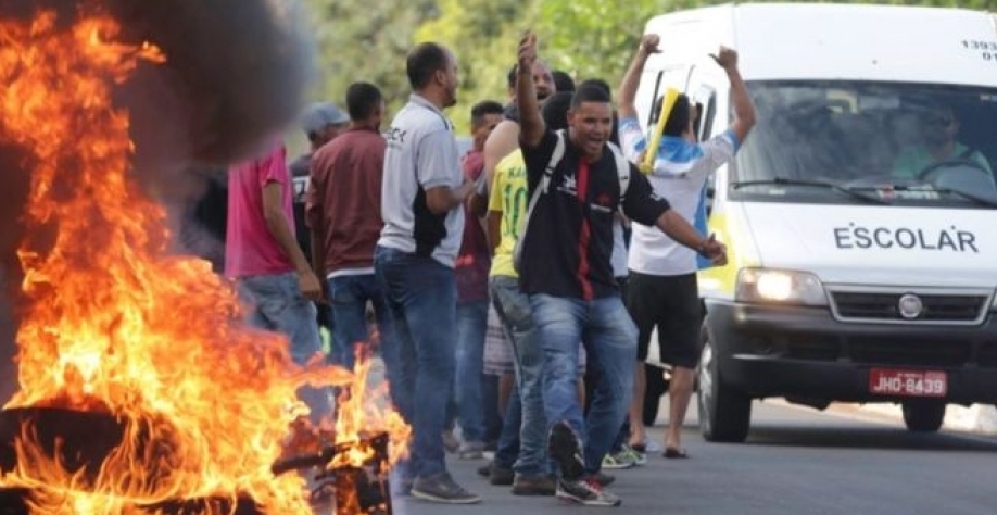 FABIO POZZEBOM / AGÊNCIA BRASIL.  Contra o preço do combustível, manifestantes atearam fogo em pneus para fechar via em Brasília, em 2018