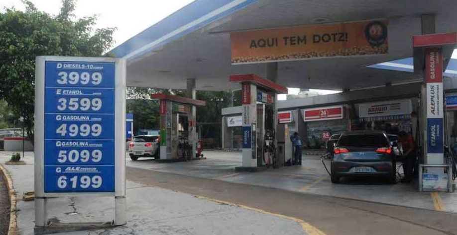 Motoristas de BH também pagam mais caro que a média nacional pela gasolina. Em alguns postos, o combustível passa dos R$ 5 (foto: Túlio Santos/EM/D.A Press)
