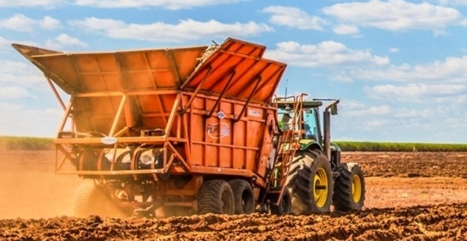 A maioria das usinas que trabalha com a plantadora da DMB utiliza em torno de 12 toneladas por hectare, que é similar ao consumo no plantio manual
