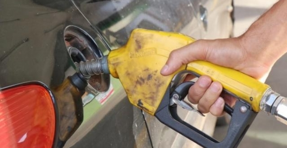 Motorista abastece carro em Campo Grande (Foto: Henrique Kawaminami)