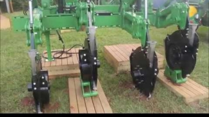 Adubador com braços pantográficos permite colocar o adubo ao lado das raízes da cana