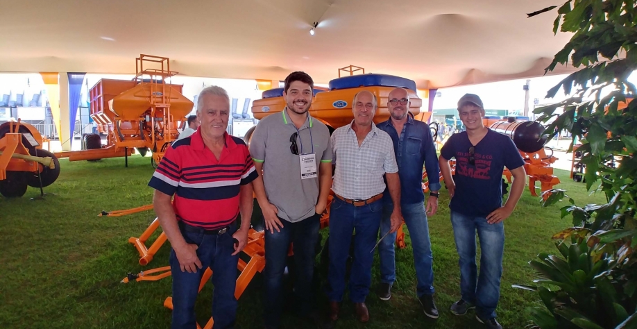 Equipe de José Henrique Signore visita o estande da DMB na Agrishow 2019
