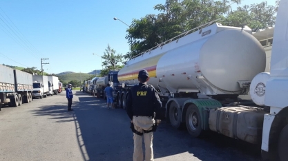 PRF apreende cinco carretas com 170 mil litros de etanol sem nota fiscal em Sapucaia
