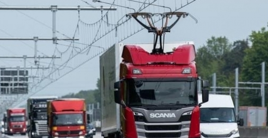 Legenda: Um caminhão participa da inauguração do primeiro trecho elétrico de uma rodovia alemã
