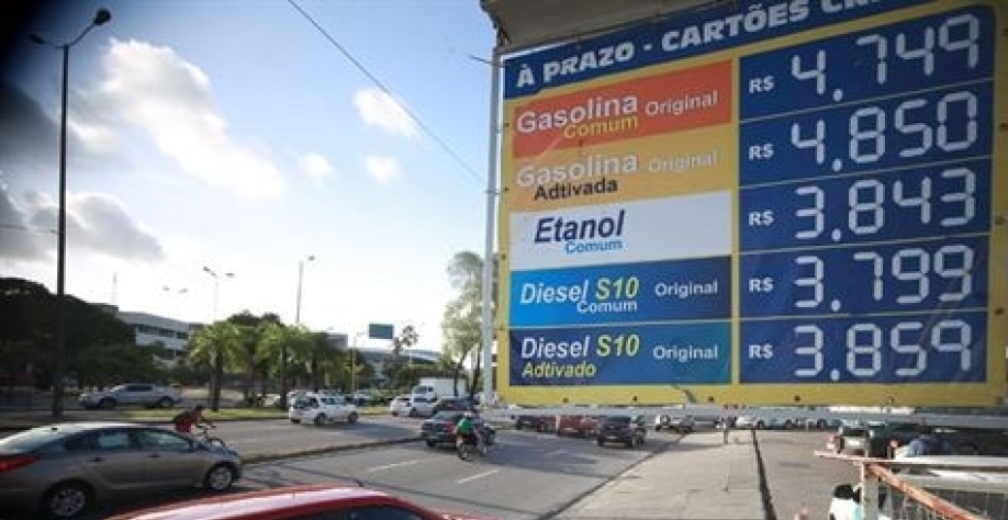 Postos de Gasolina no Recife já aplicaram aumento de gasolina em abril. Foto: Arthur de Souza/Folha de Pernambuco