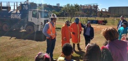 Alunos de escola pública de MG visitam a usina da Bunge