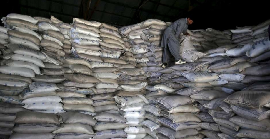 Funcionário carrega sacas de açúcar em armazém do governo em Srinagar, na Índia 04/08/2015 REUTERS/Danish Ismail Foto: Reuters