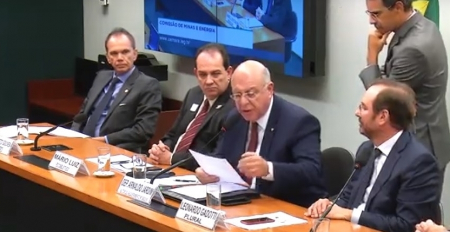 Mesa da audiência ontem na Câmara Federal    