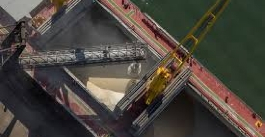 Terminal Açucareiro Copersucar - Carregamento de navio com açúcar bruto para exportação no Porto de Santos