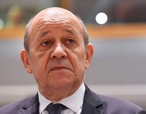  Formado em história, o chanceler francês, no cargo desde o início do governo Emmanuel Macron, em maio de 2017, foi antes o titular da Defesa (2012-17), deputado e prefeito de Lorient, na Bretanha; liderou o movimento estudantil de Maio de 68 em Rennes