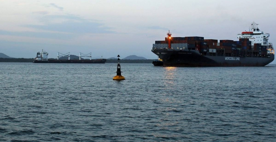 O navio iraniano Bavand (L), com 48 mil toneladas de milho, é visto ancorado no Porto de Paranaguá, Paraná. Foto: Heuler Andrey / AFP