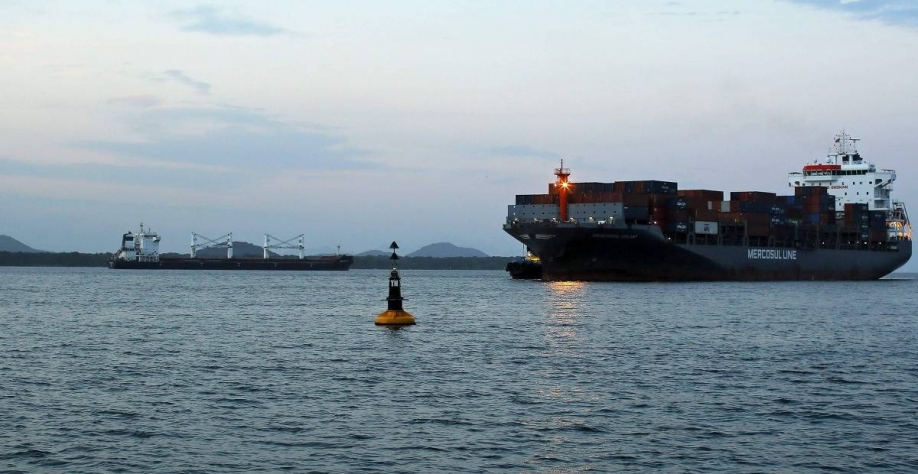 O navio iraniano Bavand, carregado com 48 mil toneladas de milho, ancorado no porto de Paranaguá (PR). Heuler Andrey / AFP