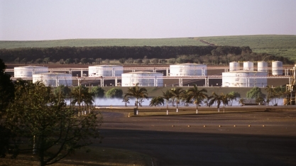 Incertezas com cenário global e o etanol importado limitam altas do biocombustível na usina