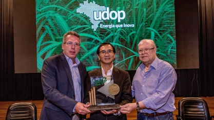 Pedro Mizutani recebe o Troféu da Agroenergia