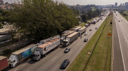 STF suspende julgamento sobre frete, e caminhoneiros discutem greve