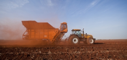 Plantadoras de tolete estão evoluindo e oferecem custo com plantio em torno de 25% menor que o manual esparramado