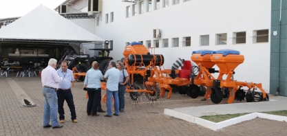 DMB expõe equipamentos para o manejo da soqueira em feira da Coplana