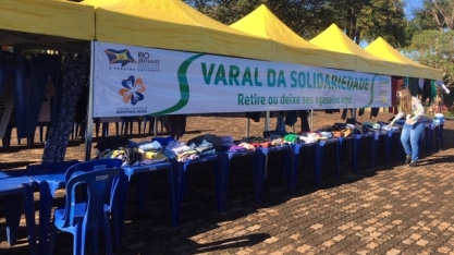 Varal da Solidariedade ficou exposto na praça central do município; mais de 300 peças foram distribuídas